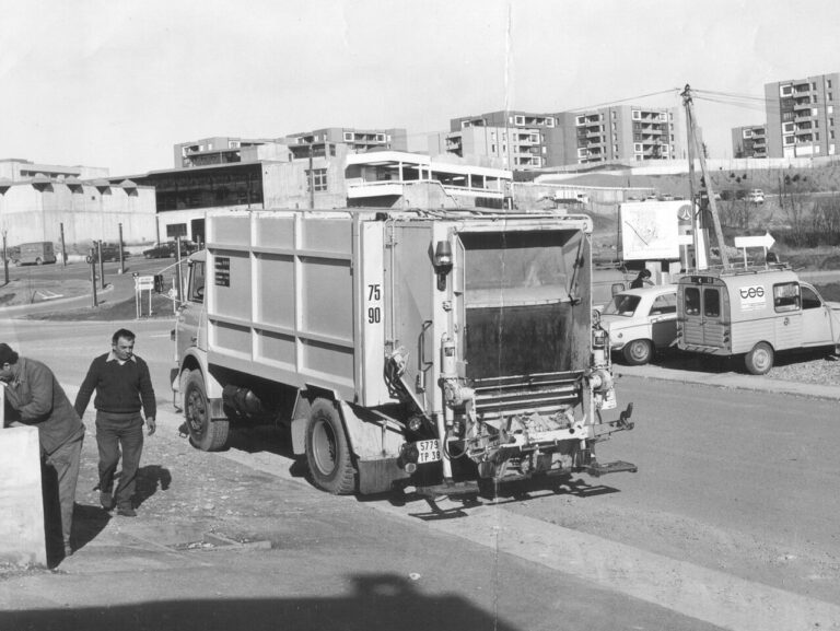Premier camion de collecte des ordures menageres dans les annees 70