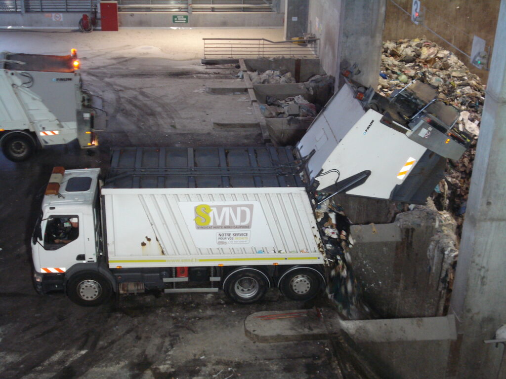 Vidage des ordures ménagères dans la fosse de l'usine