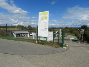 panneau d'entrée de déchèterie affichant les horaires d'ouverture