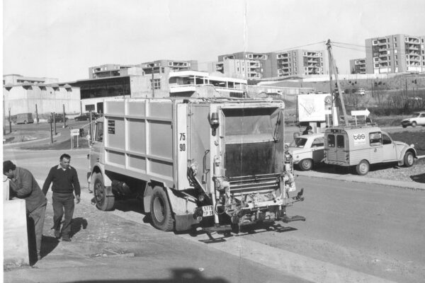 Premier camion de collecte des ordures ménagères dans les années 70